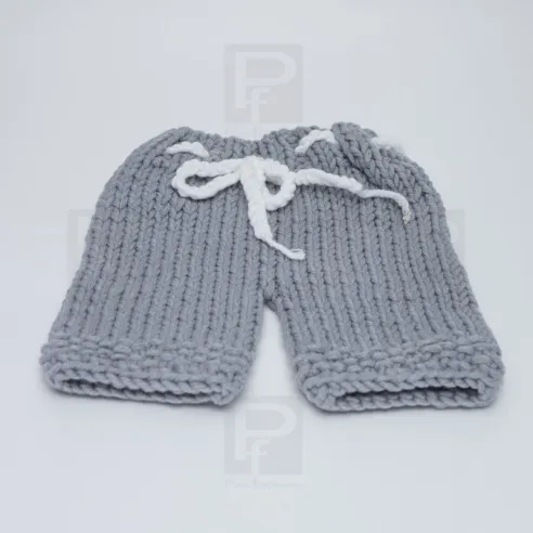 Conjunto pantalón y gorro a juego en color gris, para sesiones newborn