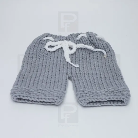 Conjunto pantalón y gorro a juego en color gris, para sesiones newborn