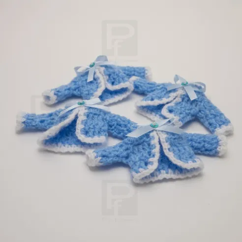 Abriguito en croché hecho a mano para regalitos en celebraciones